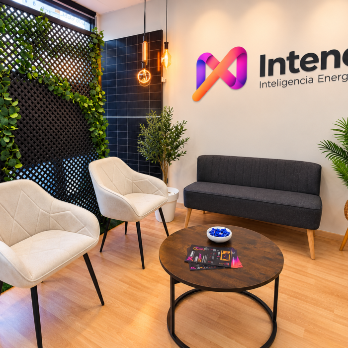 Sala de espera moderna con branding Intener